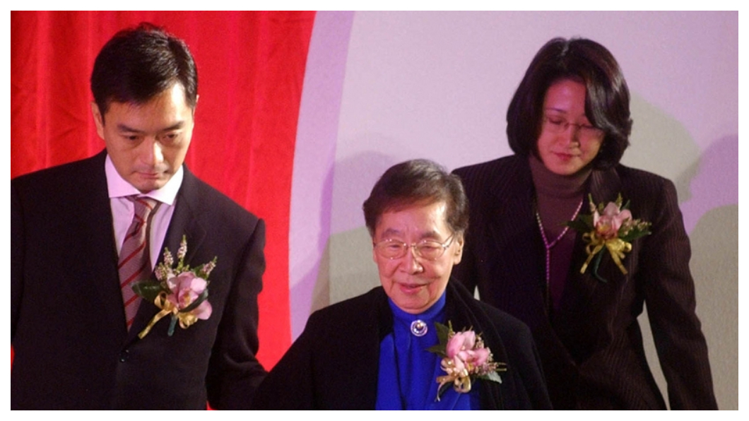裕隆集團董事長嚴凱泰畢生以打造國人自製研發汽車工業為志,催生納智捷(Luxgen),妻子陳莉蓮(右)將接下裕隆執行長,完成嚴凱泰遺願。圖為2003年間裕隆汽車50週年慶時,嚴凱泰(左)與母親吳舜文(中)出席慶祝活動。 圖/中央社