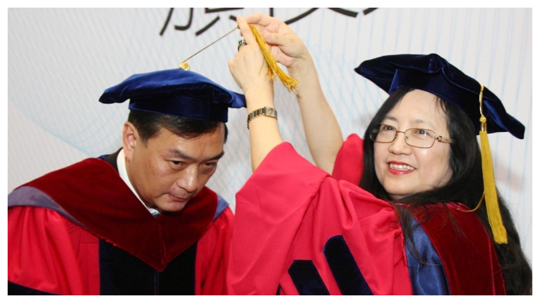 裕隆集團董事長嚴凱泰(左)2011年獲頒交通大學名譽管理學博士學位,妻子陳莉蓮(右)接下裕隆執行長,夫妻鰜鰈情深,共育有一子一女。 圖/中央社