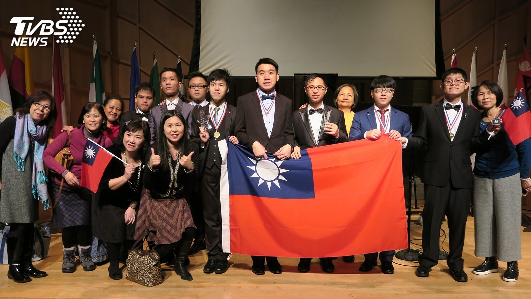 第4屆國際身障鋼琴大賽總決賽，代表台灣的李尚軒（右5）奪金，王榮堅（右7）獲得銀牌。圖／中央社