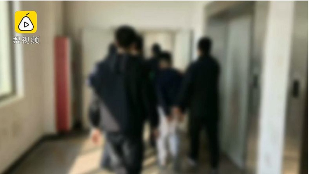 男子打輸對方4次,最後報警想藉由警方力量處理,結果一行人全被逮捕。(圖/翻攝自梨視頻)