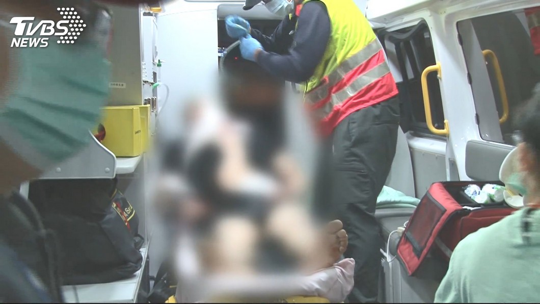 被砍殺的妻兒緊急送醫急救後已無生命危險。(圖/TVBS)