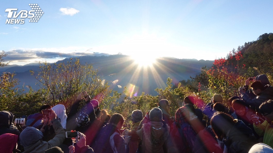 圖為阿里山曙光美景。圖/觀光局提供