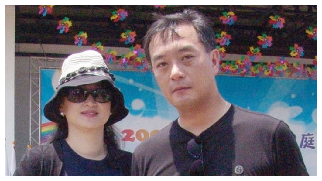 接班裕隆,品牌之路無比艱巨!加上今年兩岸車市同步衰退,這兩大難題無疑是接棒的嚴陳莉蓮及五人小組團隊,最嚴峻的挑戰。與嚴凱泰(右)結褵27載,嚴陳莉蓮(左)肩上擔負著千斤萬斤的重擔。 圖/中央社