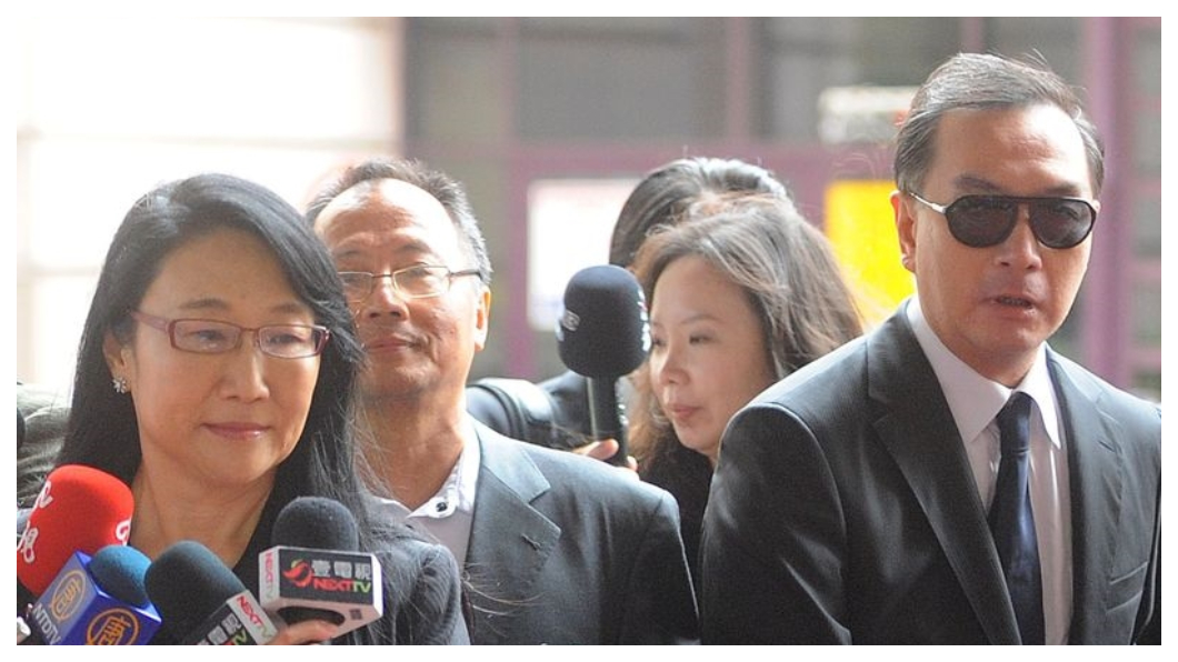 你的煎熬我能體會!嚴凱泰(右)無條件公開力挺hTC,而宏達電董事長王雪紅(左)也在嚴凱泰驟逝後表示「我們不只失去一位摯友,台灣更失去一位企業家典範」,同樣走上自有品牌這條孤獨的路,究竟有多麼艱辛,個中滋味只有這群台灣英雄心裡清楚! 圖/中央社
