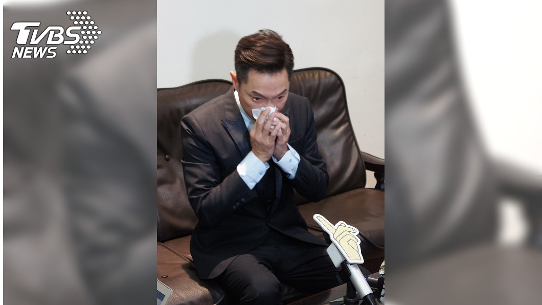 憶及母親發病狀況,謝祖武瞬間淚崩。(圖/TVBS)