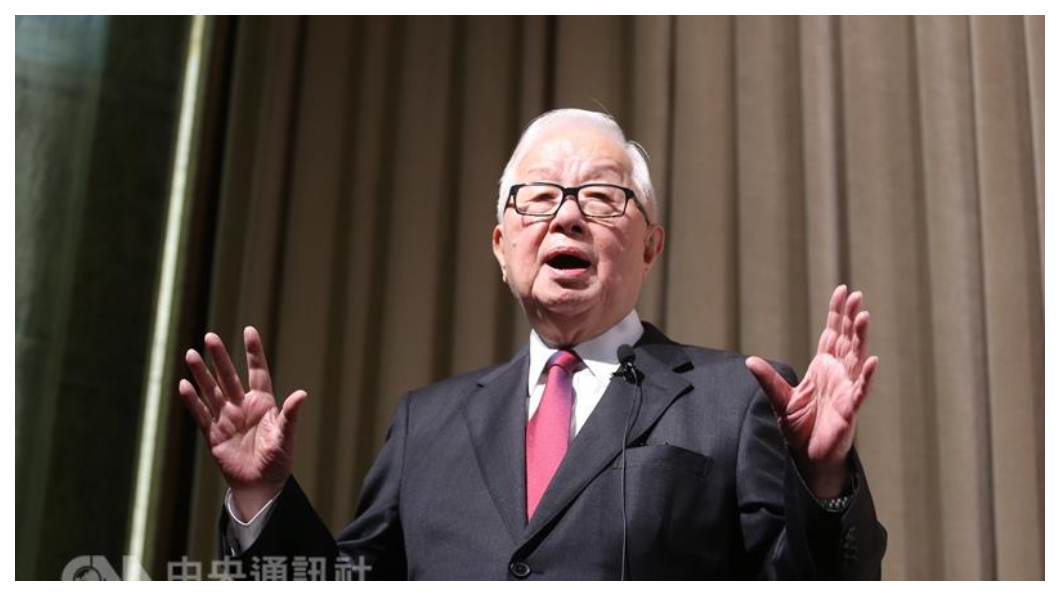 「若劇情對自己不利,就想法子加入,成為其中的卡司。」在美中貿易大戰烽火下,張忠謀提出了積極的策略思維,說明了為何台積電南京廠選擇在中美貿易開戰前風雲詭譎的時機,以最快的速度切入中國市場。 圖/中央社