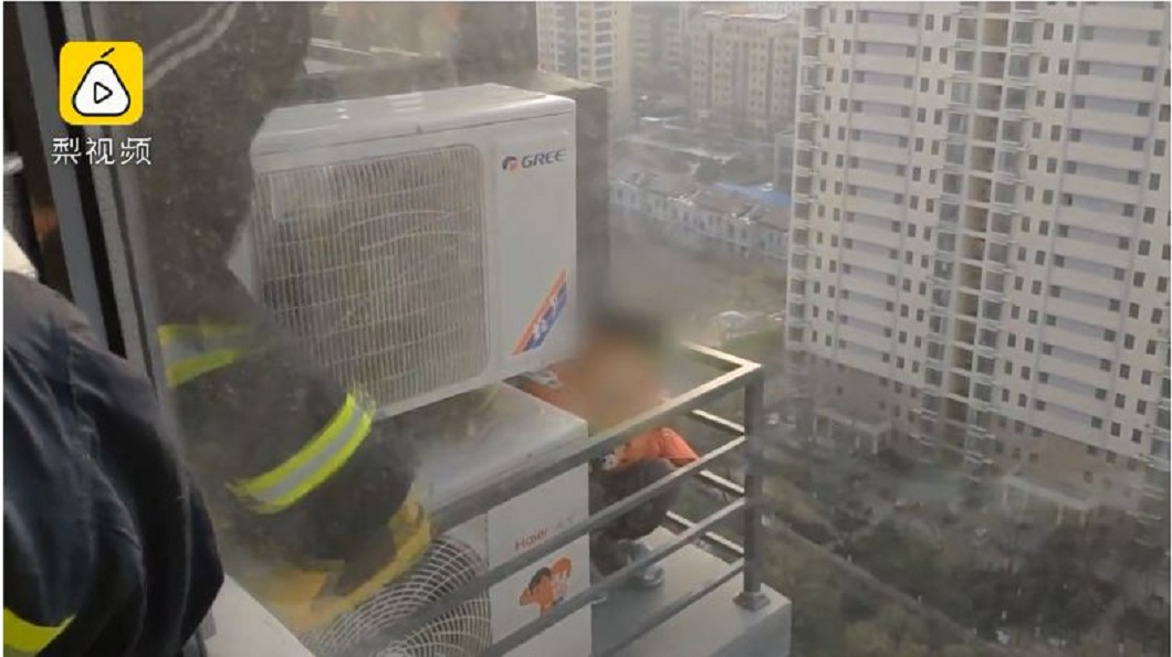 山東一名男童日前從20樓的姑姑家跳窗，跌到19樓的冷氣機平台上。(圖／翻攝自梨視頻)