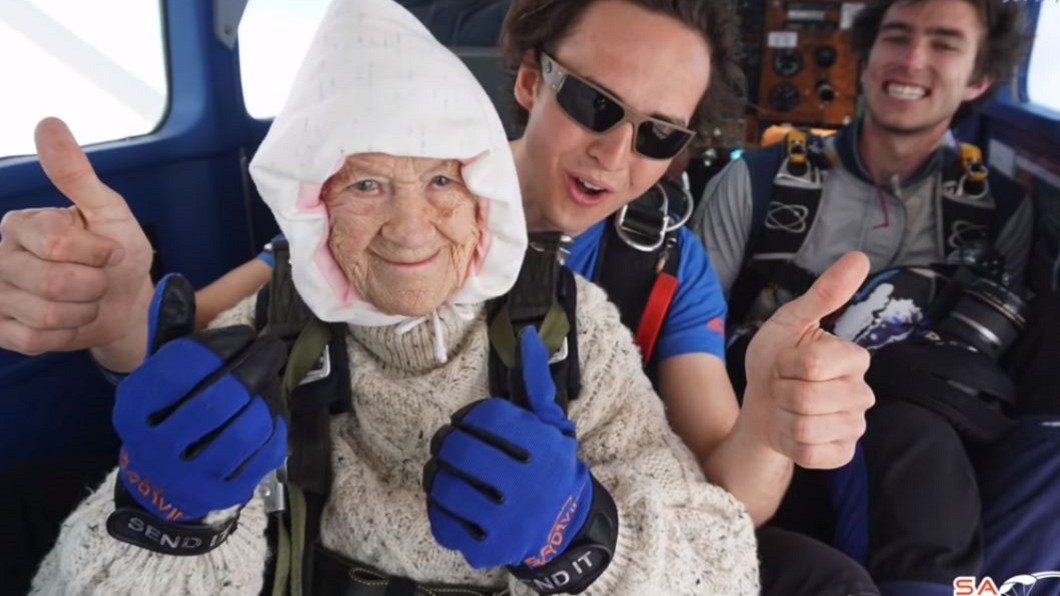 澳洲102歲人瑞從4300公尺高空跳下，成為全球最老跳傘玩家。圖／YouTube／SA Skydiving頻道