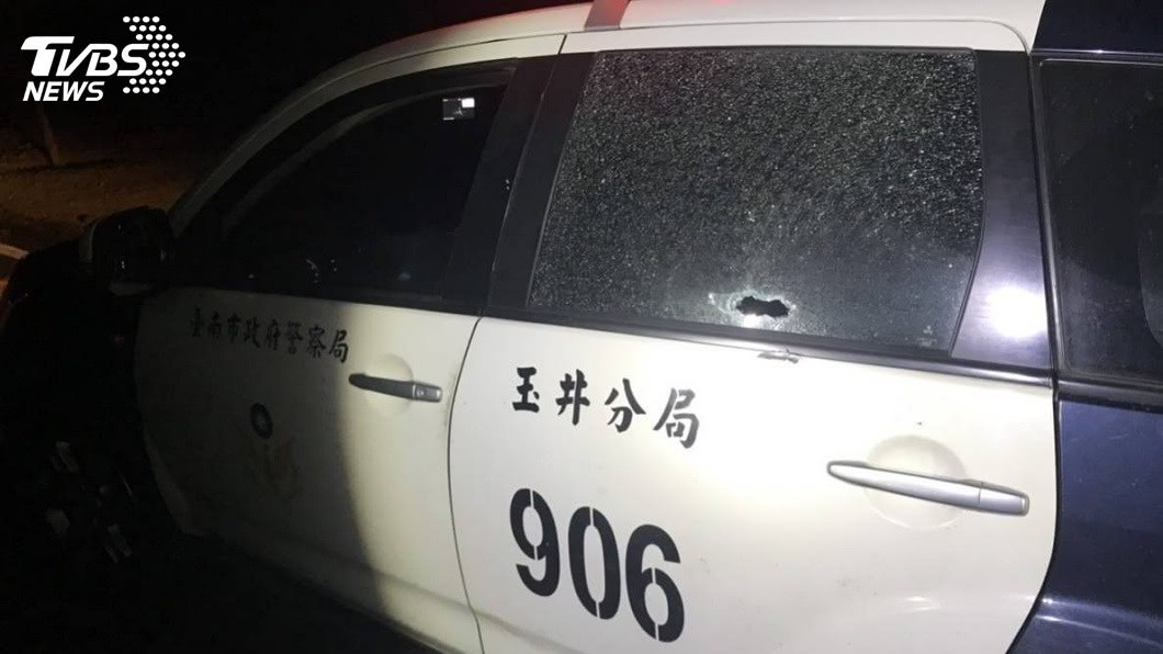 其中一槍射穿了警車玻璃,子彈打中顏姓員警左手臂。(圖/TVBS)