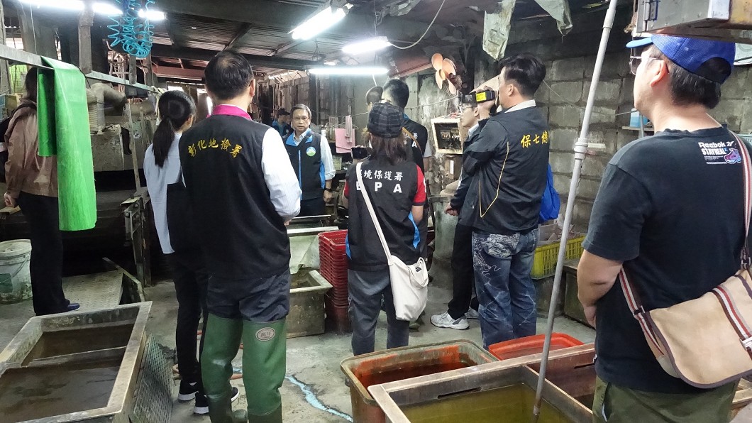 環保署督察人員會同彰化地檢署檢察官執行現場勘驗。圖/環保署提供