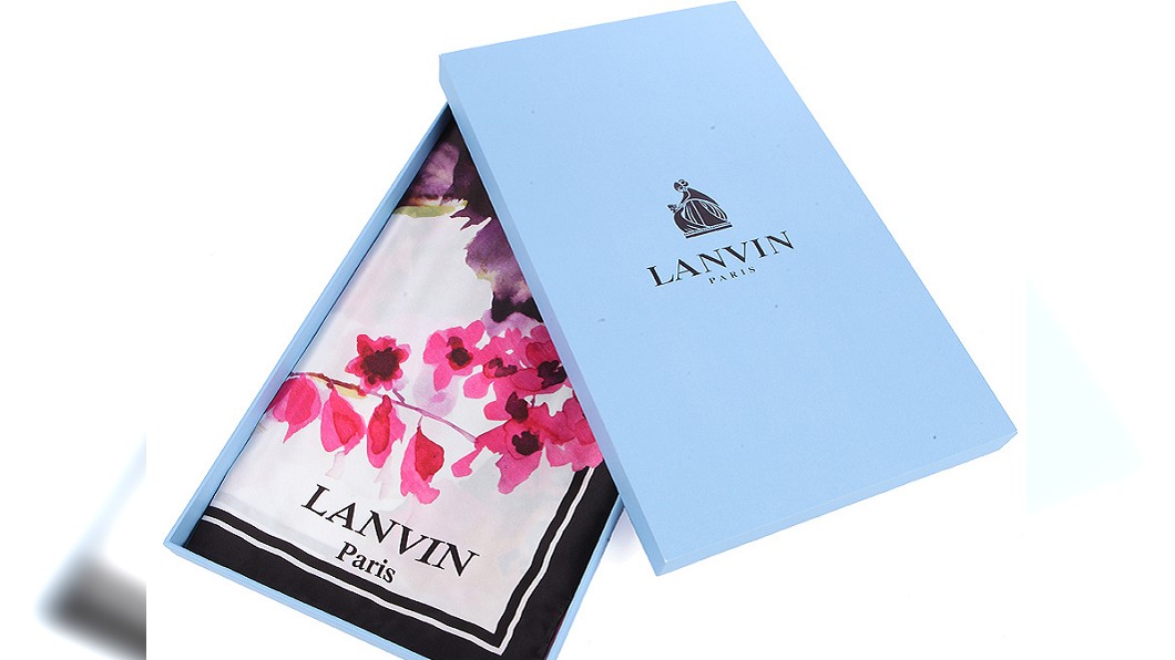 GLORIA OUTLETS華泰名品城,Lanvin花卉圖騰絲巾禮盒,原價8千800元,特價2千500元,下殺2.8折。圖/廠商提供