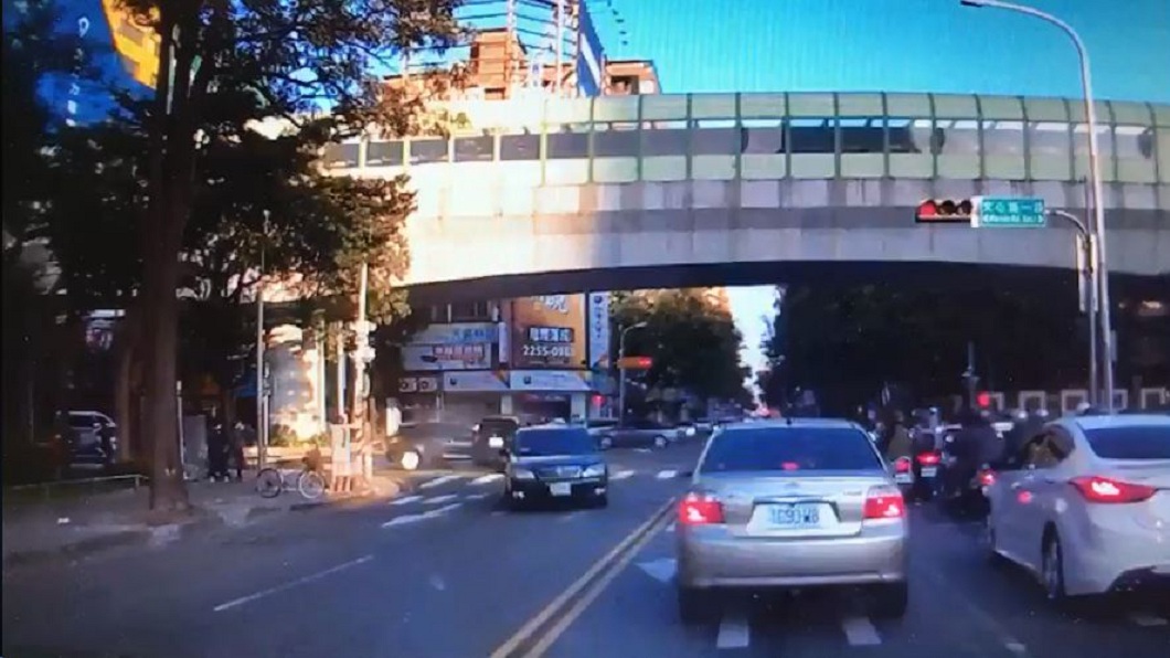 後方轎車沒這麼幸運,遭逆向車撞上,對方還落跑。(圖/翻攝自爆料公社)