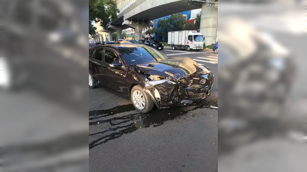 被撞的轎車車頭全毀。(圖/翻攝自爆料公社)