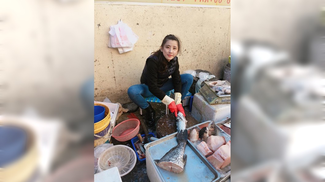 這名賣魚正妹的殺魚動作頗專業。(圖/翻攝自爆廢公社二館)