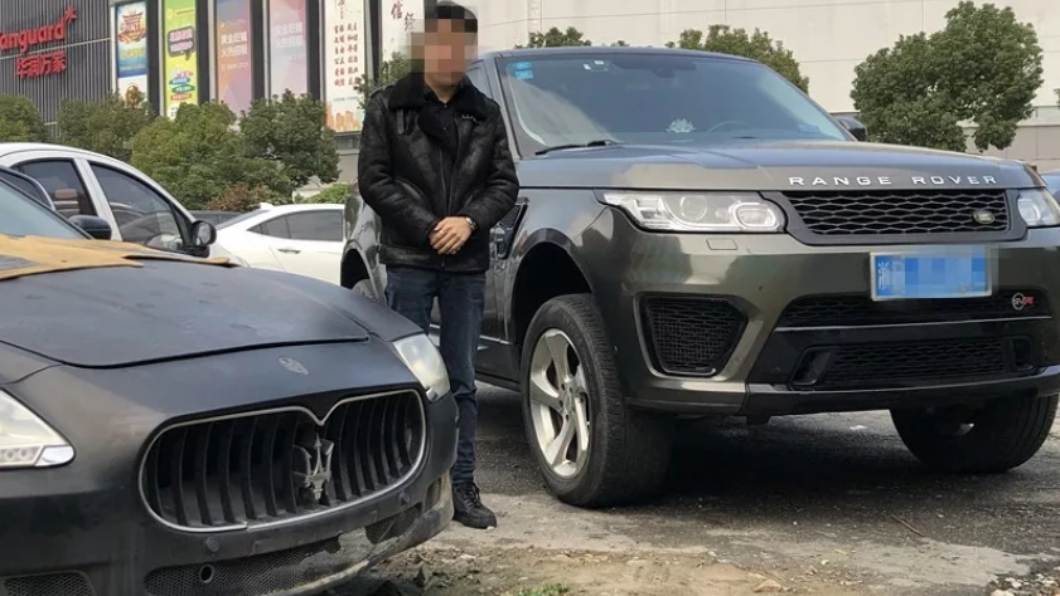 胡男與被偷倒只剩殼的瑪莎拉蒂合照。圖/翻攝自微博