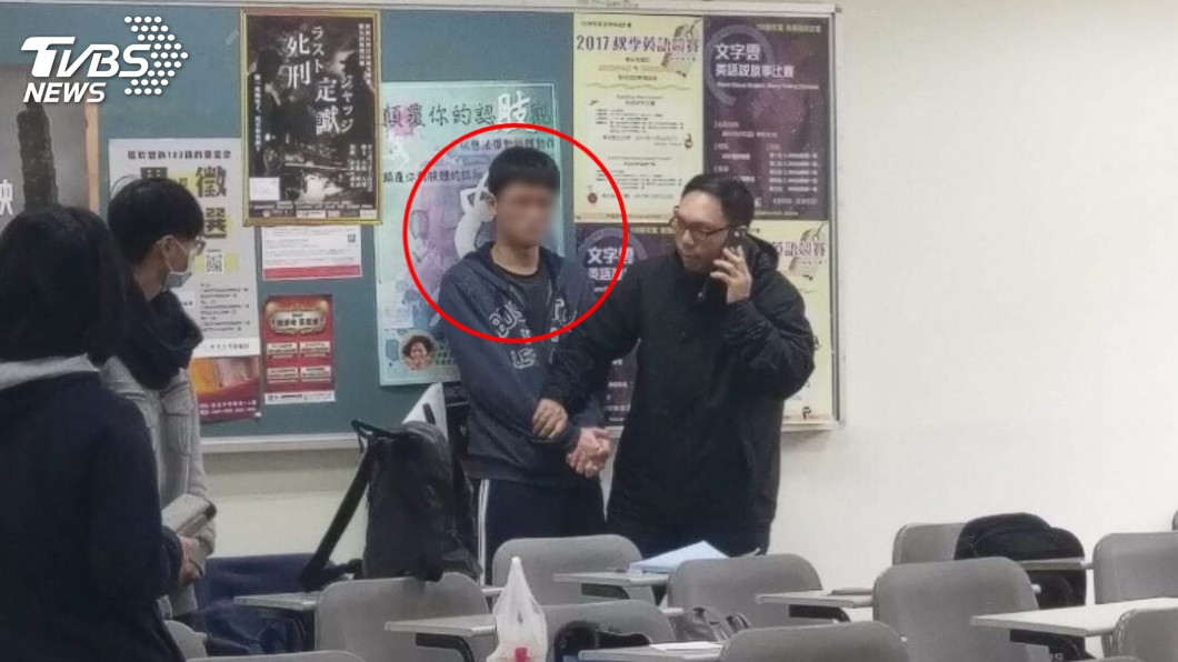 陳姓男大生犯案後遭到其他同學和趕來的老師壓制。(圖/TVBS)
