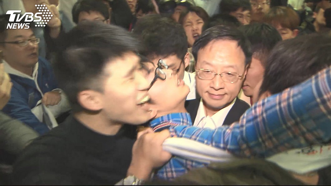 現場狀況混亂推擠不斷,學生當場嗆江宜樺「院長下令、警察打人」。(圖/TVBS)
