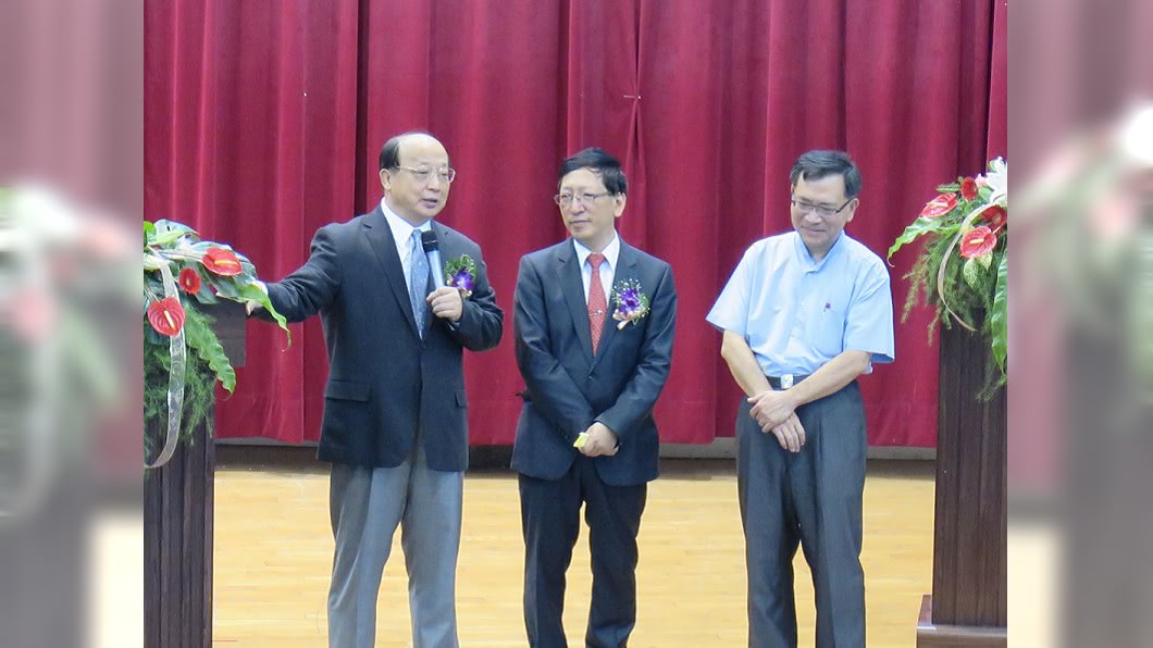 吳榕峯(中)。圖/翻攝自華盛頓中學網站