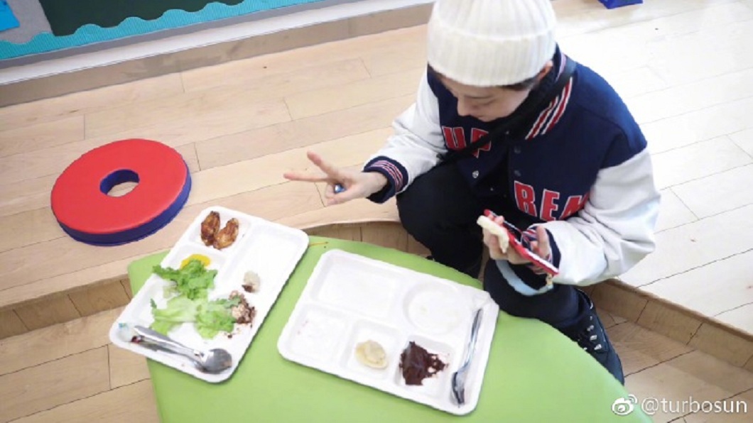 孫儷日前去參加兒子學校的活動。(圖/翻攝自微博)