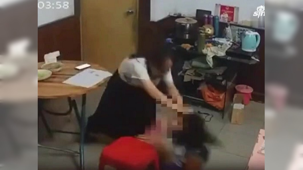 女童遭虐將近1個月,日前終於順利獲救。(圖/翻攝自新浪微博)