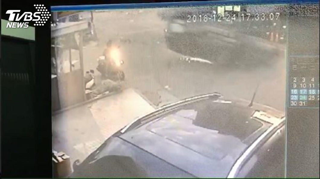 嘉義太保發生一起死亡車禍，一輛轎車高速通過紅綠燈撞上前方機車後失控翻車。(圖／TVBS)