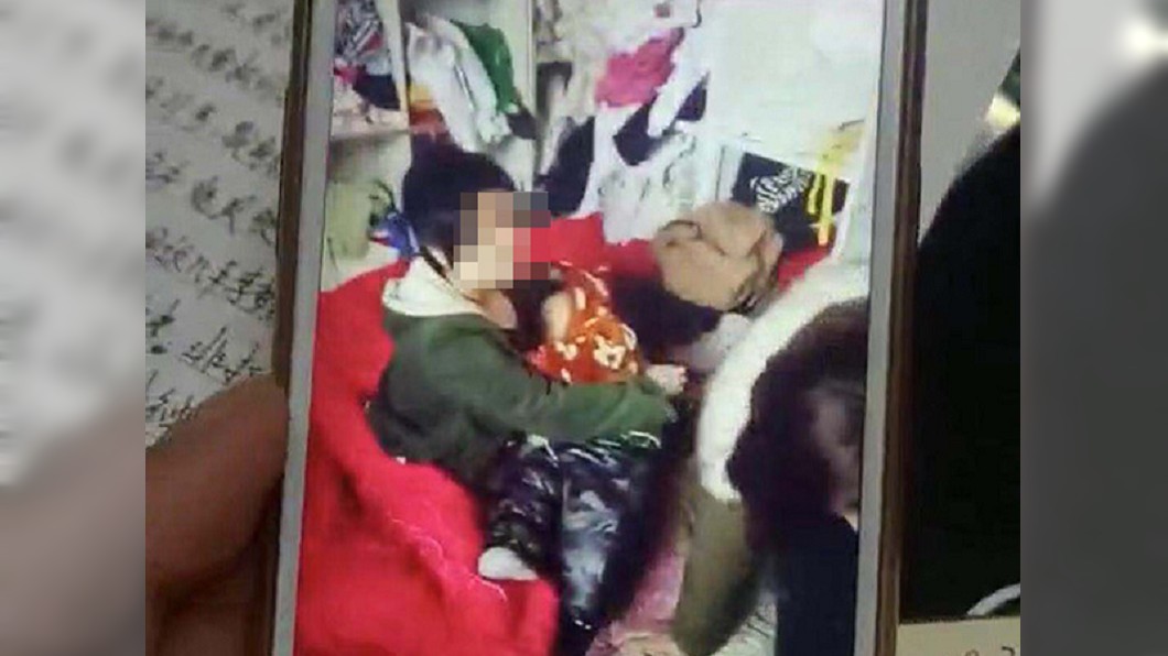 少女替鄭男與鄭父生下的孩子。圖/翻攝自澎湃新聞