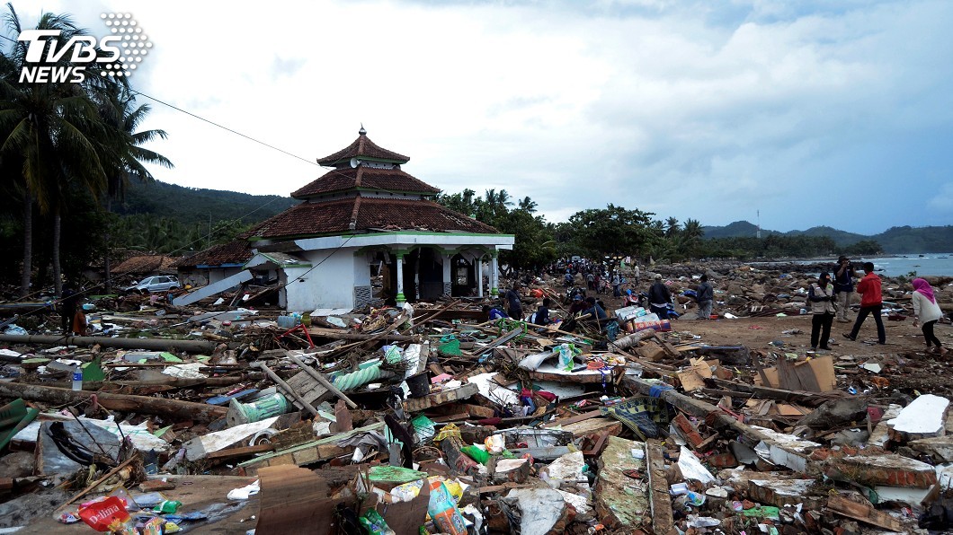 印尼日前發生大海嘯，一共造成400多人罹難。(圖／達志影像美聯社)