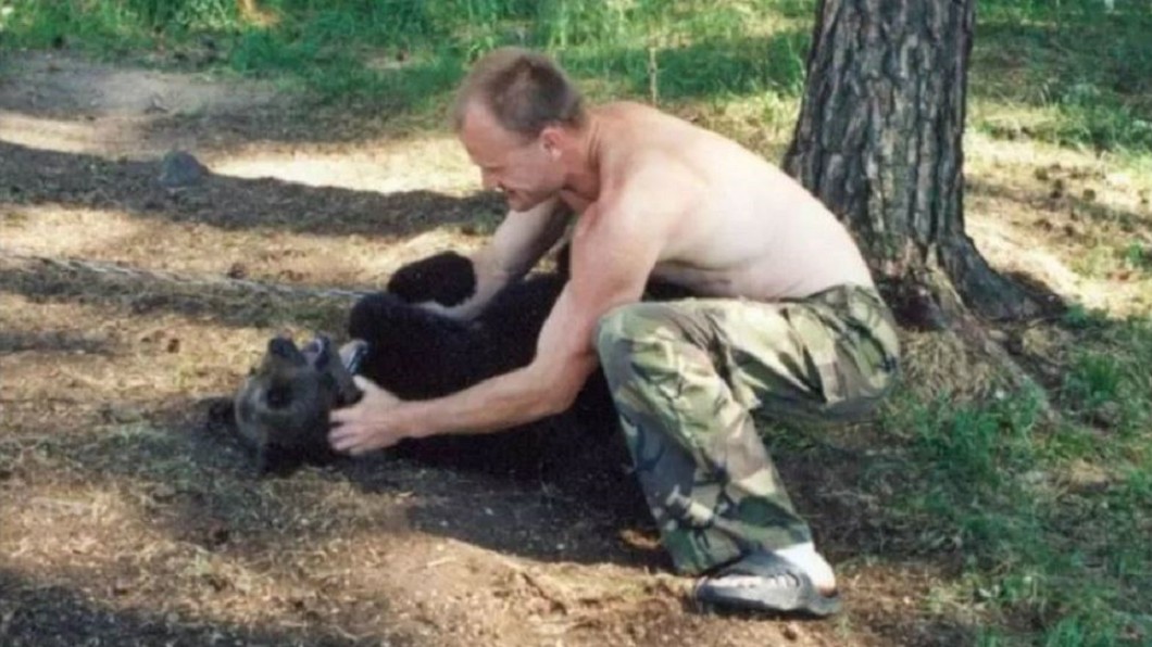 俄羅斯獵人被自己養的棕熊咬死，慘成一具白骨。圖／@rodrigoahumada4　推特