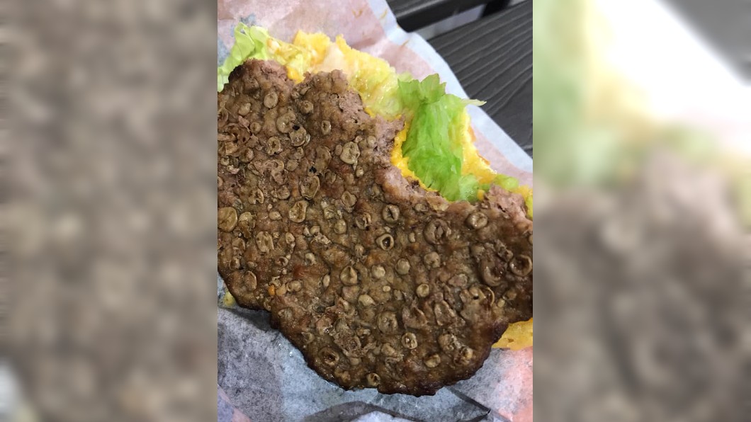 有網友分享友人在廣東吃到的漢堡肉,表面上出現一粒一粒的,讓友人嚇到不敢吃。(圖/翻攝自爆廢公社)