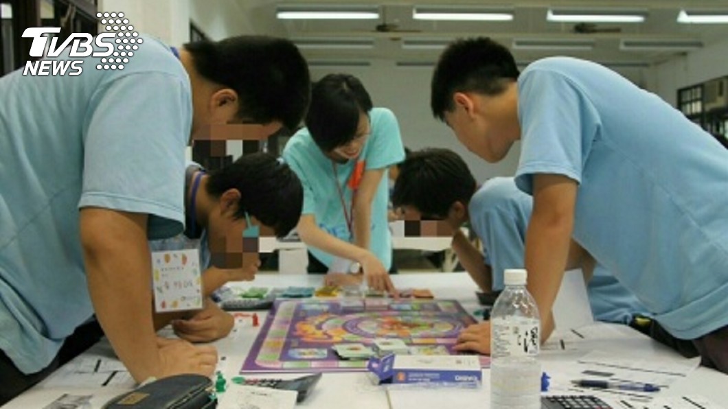 台中科技大學學生教導國中生玩桌遊。圖／中央社