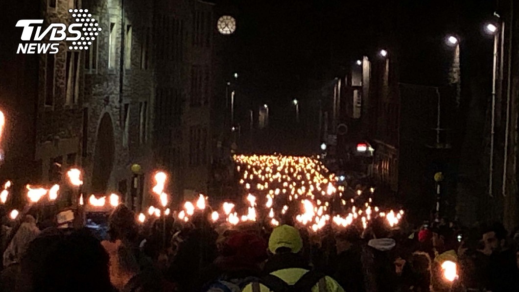 蘇格蘭首府愛丁堡的跨年活動30日晚上起跑，8000人手持火炬繞行愛丁堡街頭。（圖／中央社）