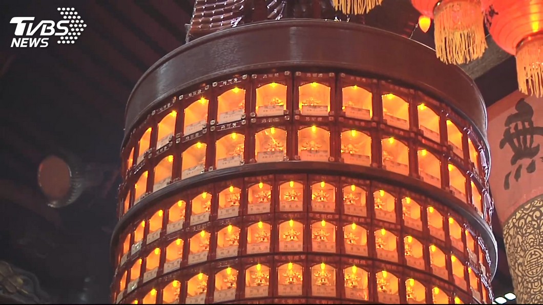 不少人會到廟宇點燈祈求一整年順利平安。（圖／TVBS資料畫面）