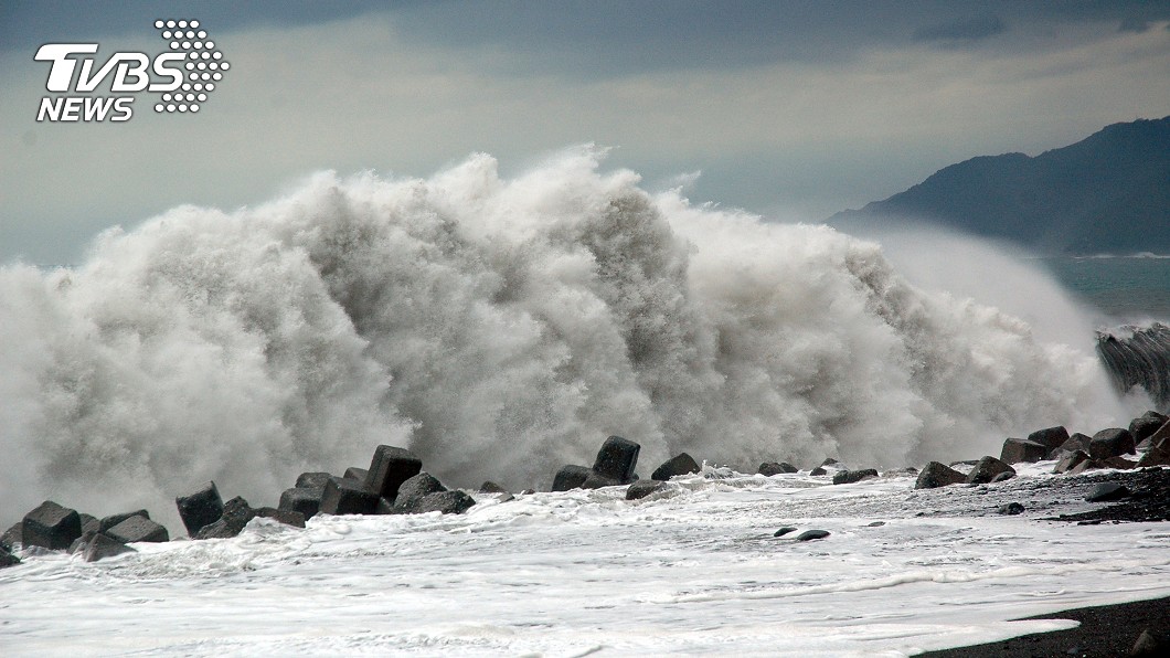 圖為過往颱風在台東海域掀起滔天巨浪。圖／中央社