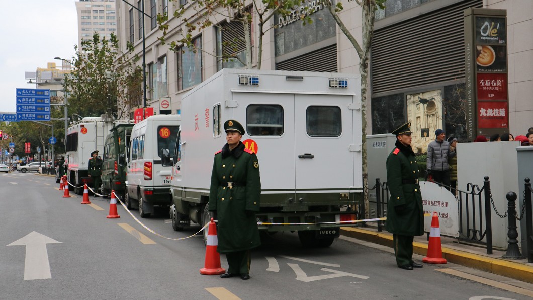 武警在上海外灘街上、廣場部署軍力。圖／中央社