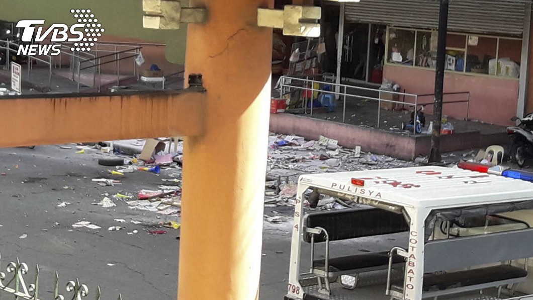 菲律賓南部濱海大城可塔巴托市南海商場（South Seas mall）入口處發生爆炸。圖／達志影像美聯社