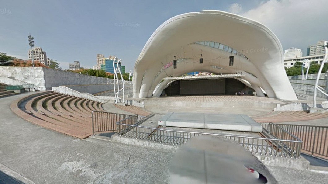 台中文心森林公園圓滿戶外劇場驚傳有變態，網友呼籲現場民眾要小心。圖／翻攝自GoogleMap