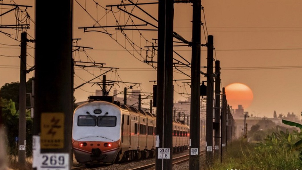 雲林科技大學李姓學生拍下夕陽火車美景照，透過網路分享後爆紅，不過卻因拍照取景位置而引起討論。圖／李姓學生提供