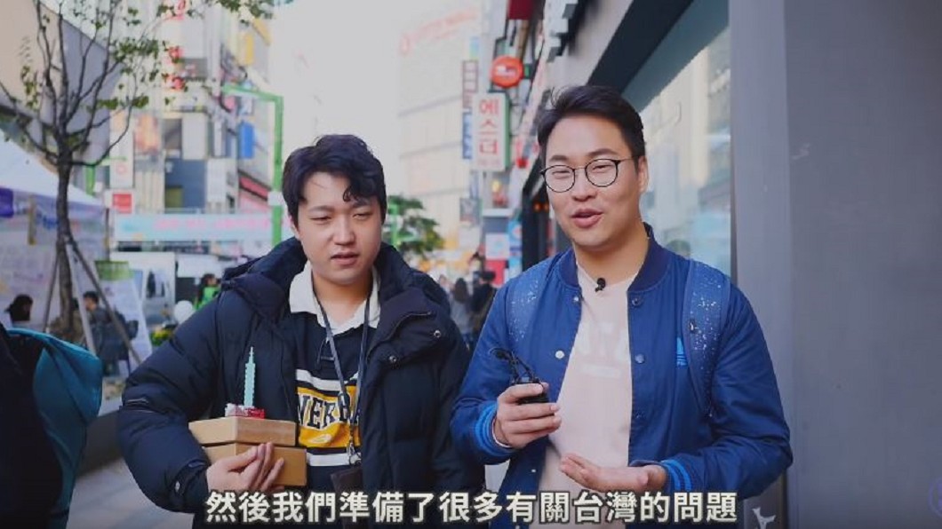YouTuber「胃酸人」到韓國釜山街訪韓國人對台灣的印象。圖/翻攝自YouTube「胃酸人教韓文」