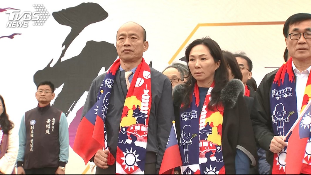 高雄市長韓國瑜與夫人李佳芬今早(1日)參加元旦升旗典禮。圖／TVBS