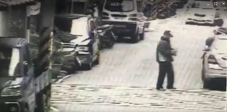 一名徐姓路人經過,並將搶匪落下的鈔票撿起。/警方提供