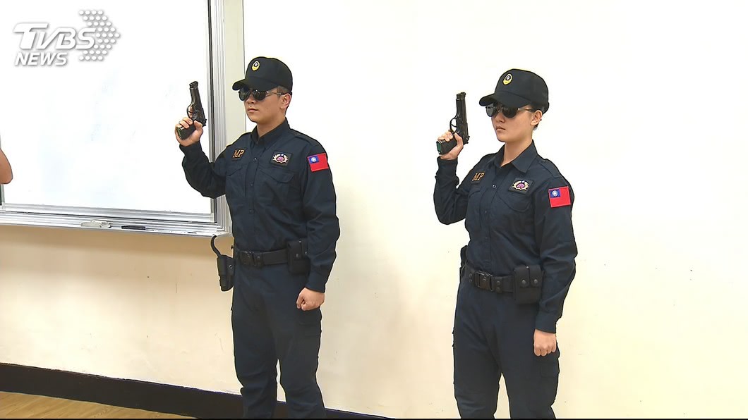 傳聞憲兵被要求只能用國產T75K3手槍。（圖／TVBS資料畫面）