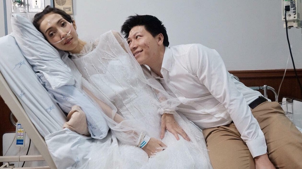 泰國一名癡情男子對女友不離不棄，堅持在病房內完婚。(圖／翻攝自臉書)
