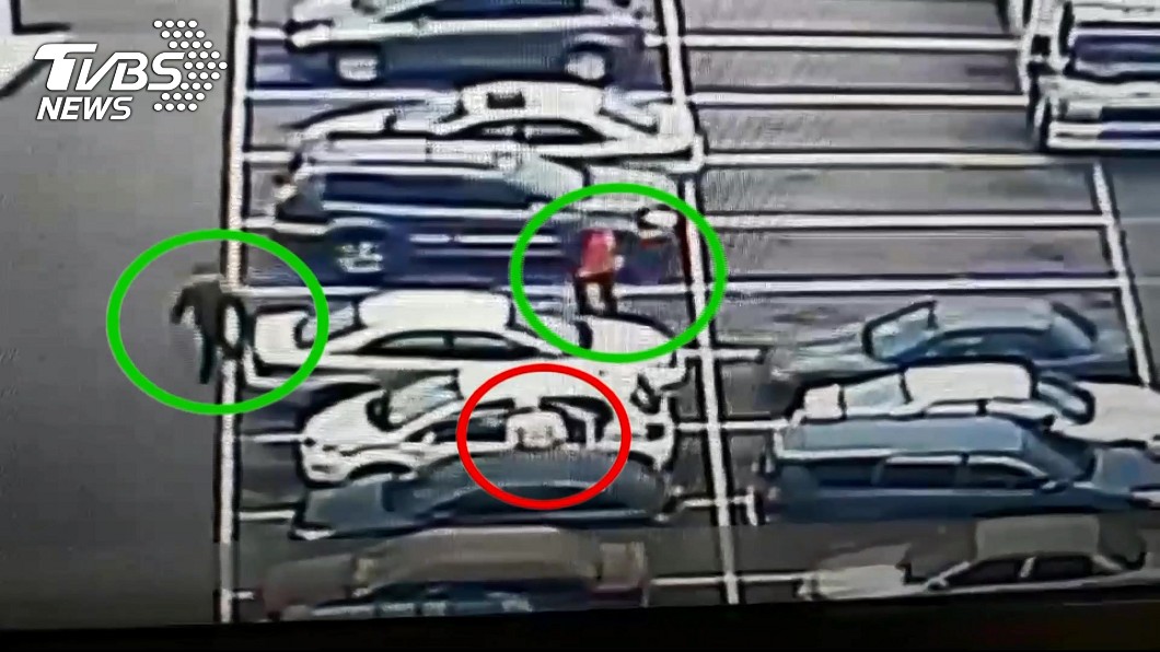 2名貨車司機見到婦人被搶，英勇上前制伏搶匪。圖／TVBS