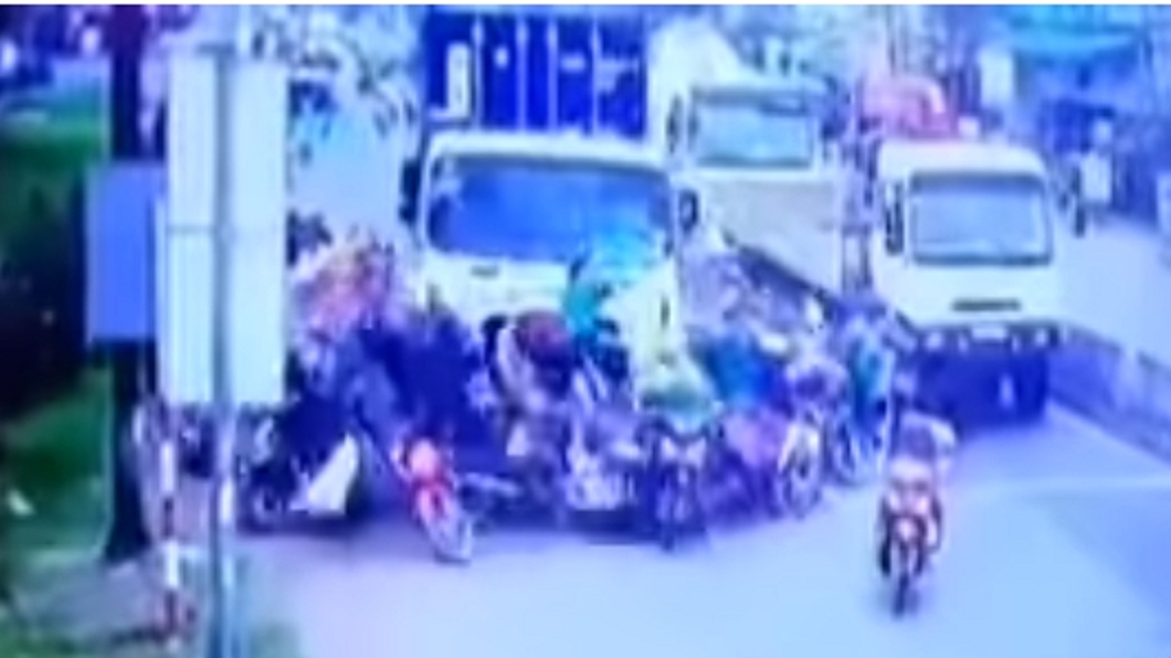 日前越南一輛貨櫃車失控撞倒21輛機車。圖/翻攝自Tien Coi Bình Duong YouTube
