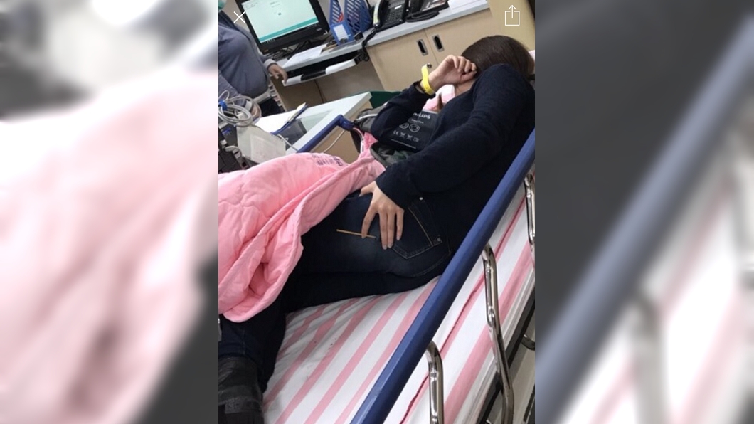 一名女網友不慎被竹籤插進屁股裡。圖/翻攝自Dcard