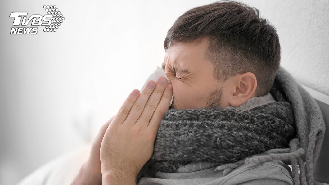 切勿兩邊一起擤鼻涕，不然恐會增加患鼻竇炎的機會。示意圖／TVBS