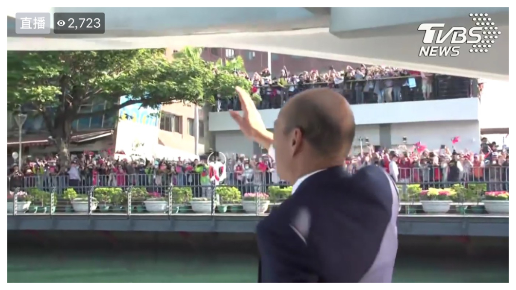 上周25日,高雄市長韓國瑜從愛河登船前往就職典禮會場,河畔沿岸、跨河大橋上,成千上萬的民眾,熱情吶喊歡迎。一身英式西裝革履的新任市長韓國瑜,伴隨著「愛之船」嘟嘟的汽笛聲,不斷向沿岸揮手致意,抱拳感謝!從愛河上,映照這場最受注目的戶外就職典禮,宣告:愛情產業來了!高雄經濟的春天,將從愛河出發! 圖/TVBS
