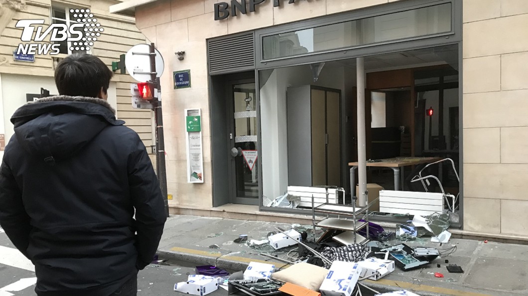 部分群眾在國民議會附近砸破銀行櫥窗,把辦公室桌椅、電腦、文件散落到路上。(圖/中央社)