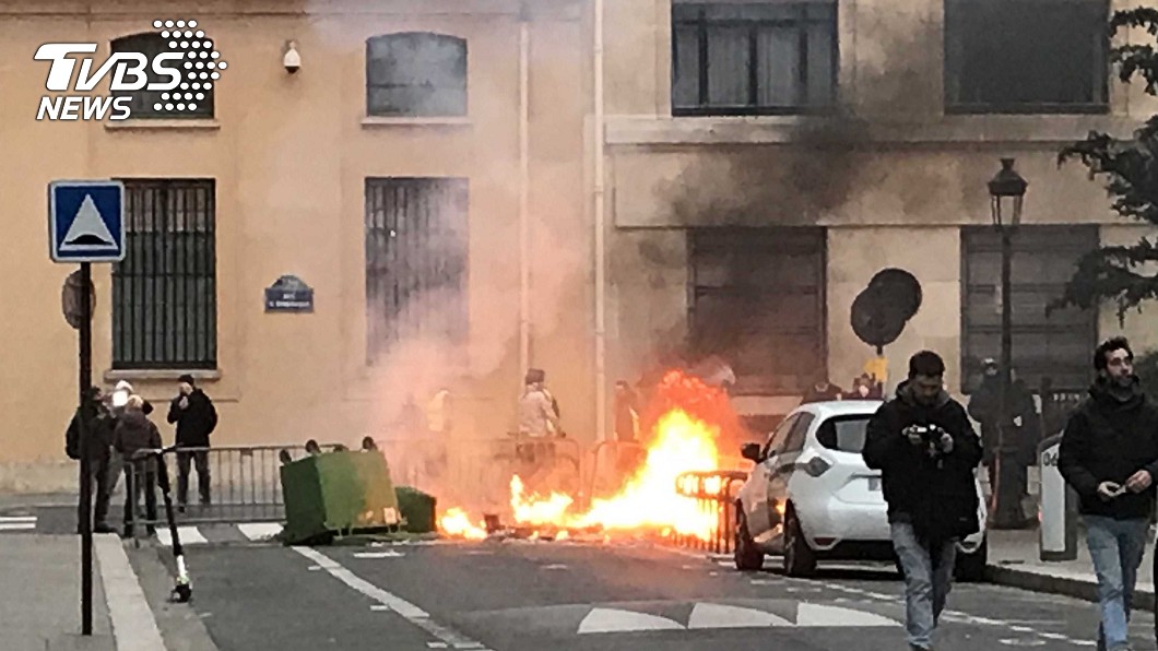 法國「黃背心」運動第8波抗議行動，部分群眾砸號誌燈、焚燒垃圾桶。（圖／中央社）