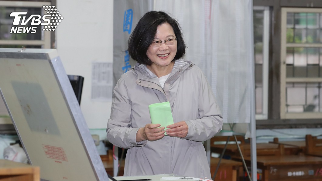 民主進步黨6日辦理第16屆黨主席補選,總統蔡英文前往新北市投開票所,投下黨主席補選選票。(圖/台北市攝影記者聯誼會提供)
